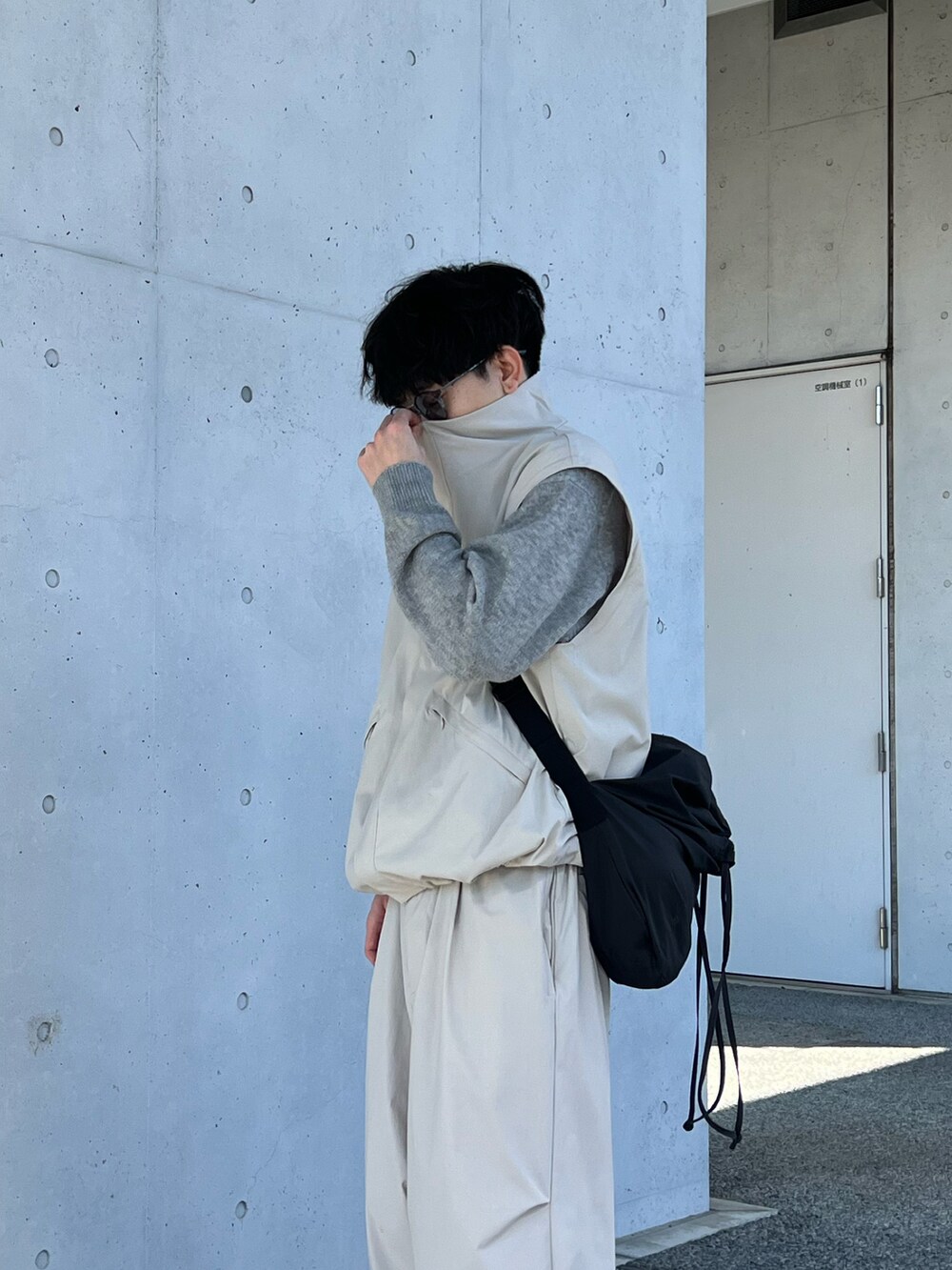 「シンプルコーデ、デートコーデ、ベスト、ナイロンパンツ、ナイロンジャケット、セットアップ、ローファー、ショルダーバッグ、ニット、春コーデ、春色、春アウター、モノトーン、淡色コーデ、WYM」｜「WYM LIDNMのTRACK WIDE EASY LOOSE PANTS（その他パンツ、グレー系）」を使った、kenさん（メンズ・175cm）の冬コーディネートの2枚目の写真