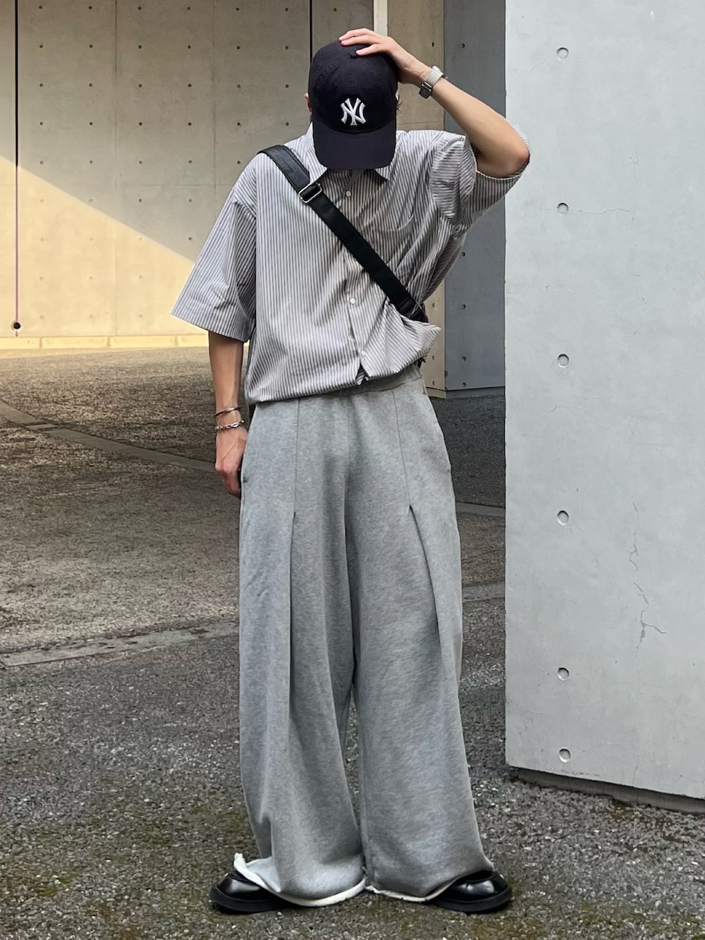 グレー系のスウェットパンツ、ブラック系のローファー、グレー系のシャツ/ブラウスを着用したメンズの夏コーディネートの2枚目の写真