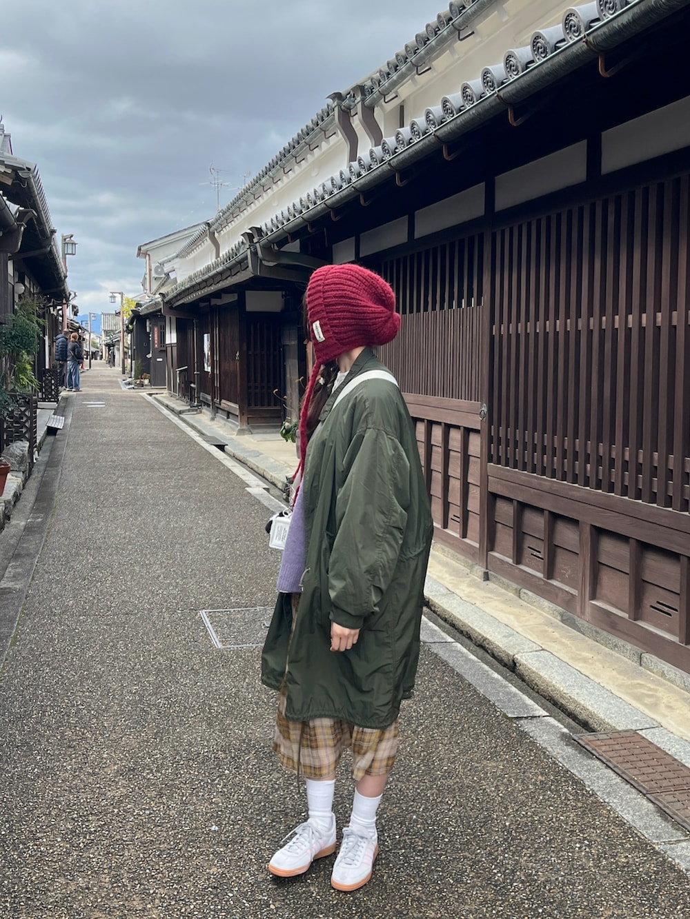 ホワイト系のシャツ/ブラウス、イエロー系のスカート、パープル系のニット/セーターを着用したレディースの冬コーディネートの2枚目の写真