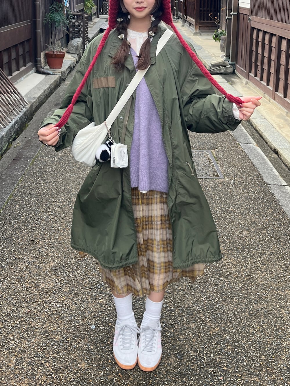 ホワイト系のシャツ/ブラウス、イエロー系のスカート、パープル系のニット/セーターを着用したレディースの冬コーディネートの3枚目の写真