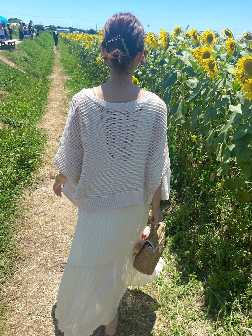 ホワイト系のワンピース、ホワイト系のタンクトップ、ブラウン系のサンダルを着用したレディースの夏コーディネートの2枚目の写真