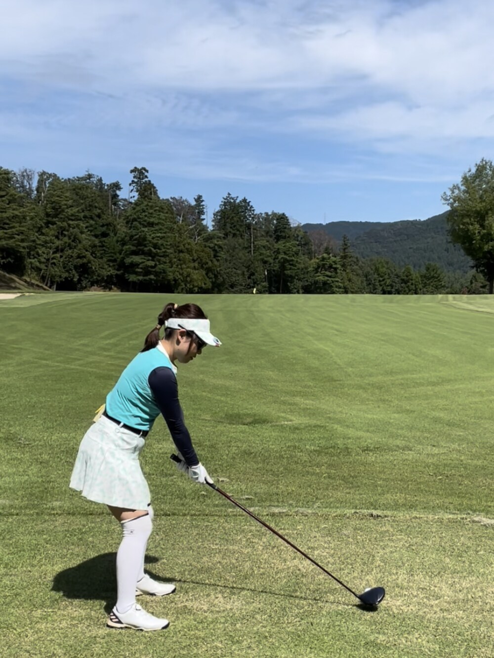 「ゴルフ、ゴルフウェア、ゴルフコーデ、ゴルフ女子」｜「JUN&ROPE'の【セットアップ対応】エアブラシロゴ柄プリーツスカート（スカート、ホワイト系）」を使った、qurocheさん（レディース・156cm）の秋コーディネートの3枚目の写真