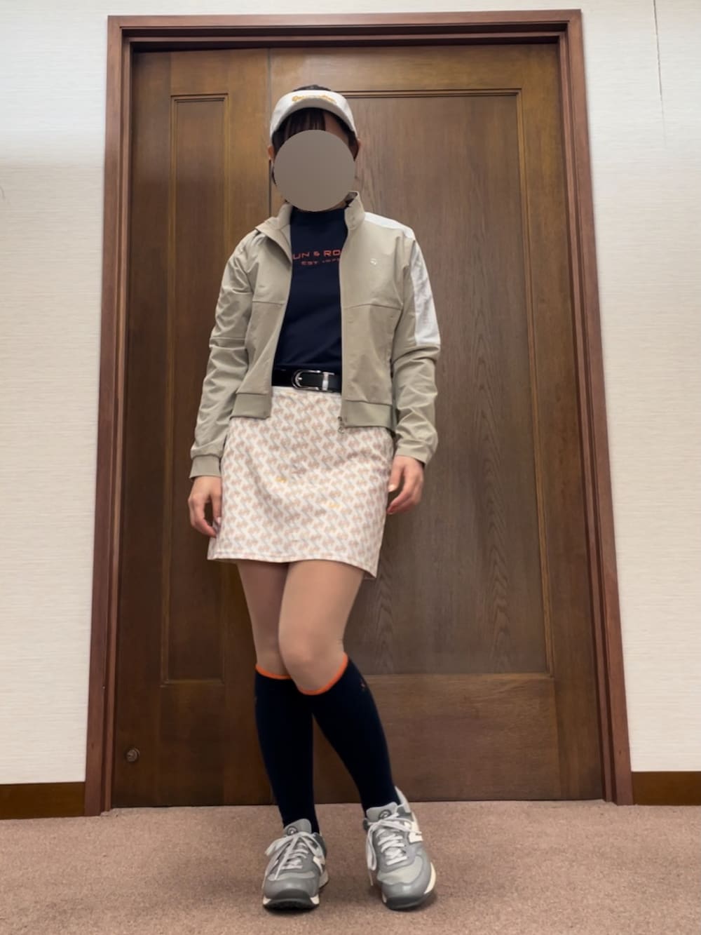 ホワイト系のスカート、ブルー系のTシャツ/カットソー、グレー系のスニーカーを着用したレディースの秋コーディネートの3枚目の写真