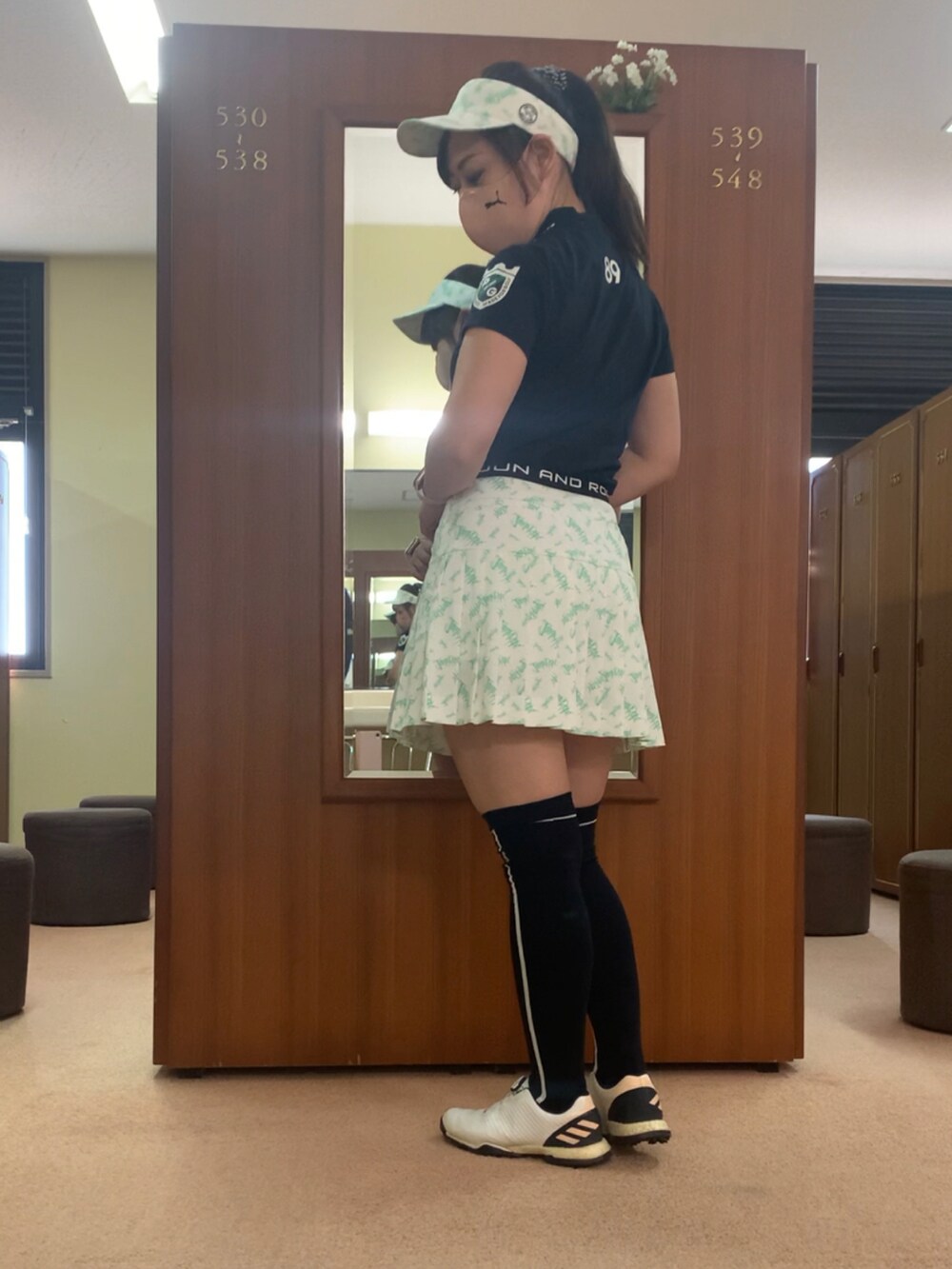 「ゴルフ、ゴルフウェア、ゴルフコーデ、ゴルフ女子」｜「JUN&ROPE'の【セットアップ対応】エアブラシロゴ柄プリーツスカート（スカート、ホワイト系）」を使った、qurocheさん（レディース・156cm）の春コーディネートの3枚目の写真