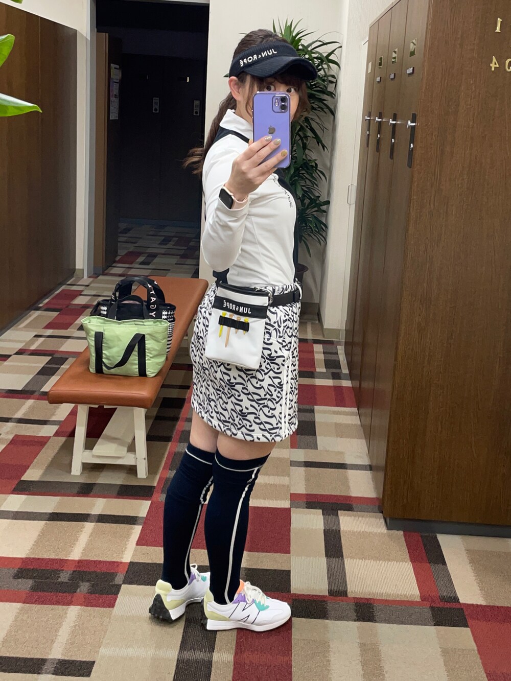 「ゴルフ、ゴルフウェア、ゴルフ女子、ゴルフコーデ、ジュンアンドロペ」｜「JUN&ROPE'のモノグラムプリントダンボールニットタイトスカート（スカート、グレー系）」を使った、qurocheさん（レディース・156cm）の春コーディネートの4枚目の写真