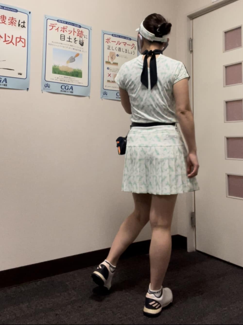 「ゴルフ、ゴルフウェア、ゴルフコーデ、ゴルフ女子」｜「JUN&ROPE'のエアブラシロゴ柄バイザー（サンバイザー、ホワイト系）」を使った、qurocheさん（レディース・156cm）の夏コーディネートの3枚目の写真