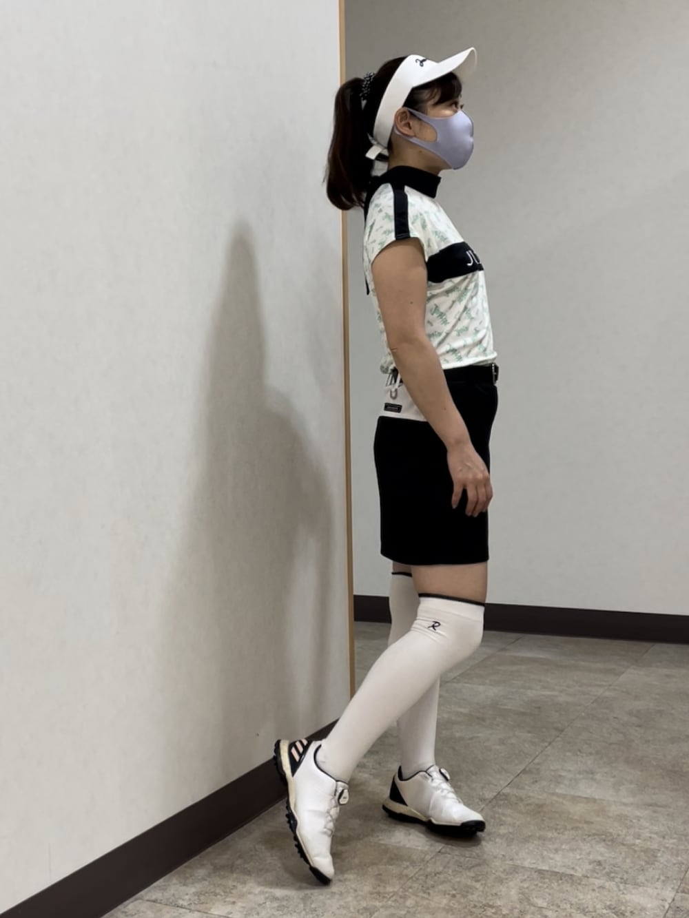 「ゴルフ、ゴルフウェア、ゴルフコーデ、ゴルフ女子」｜「JUN&ROPE'の【セットアップ対応】【UV】【吸水速乾】エアブラシロゴ柄バックリボンフレンチスリーブプルオーバー（Tシャツ/カットソー、ホワイト系）」を使った、qurocheさん（レディース・156cm）の夏コーディネートの2枚目の写真