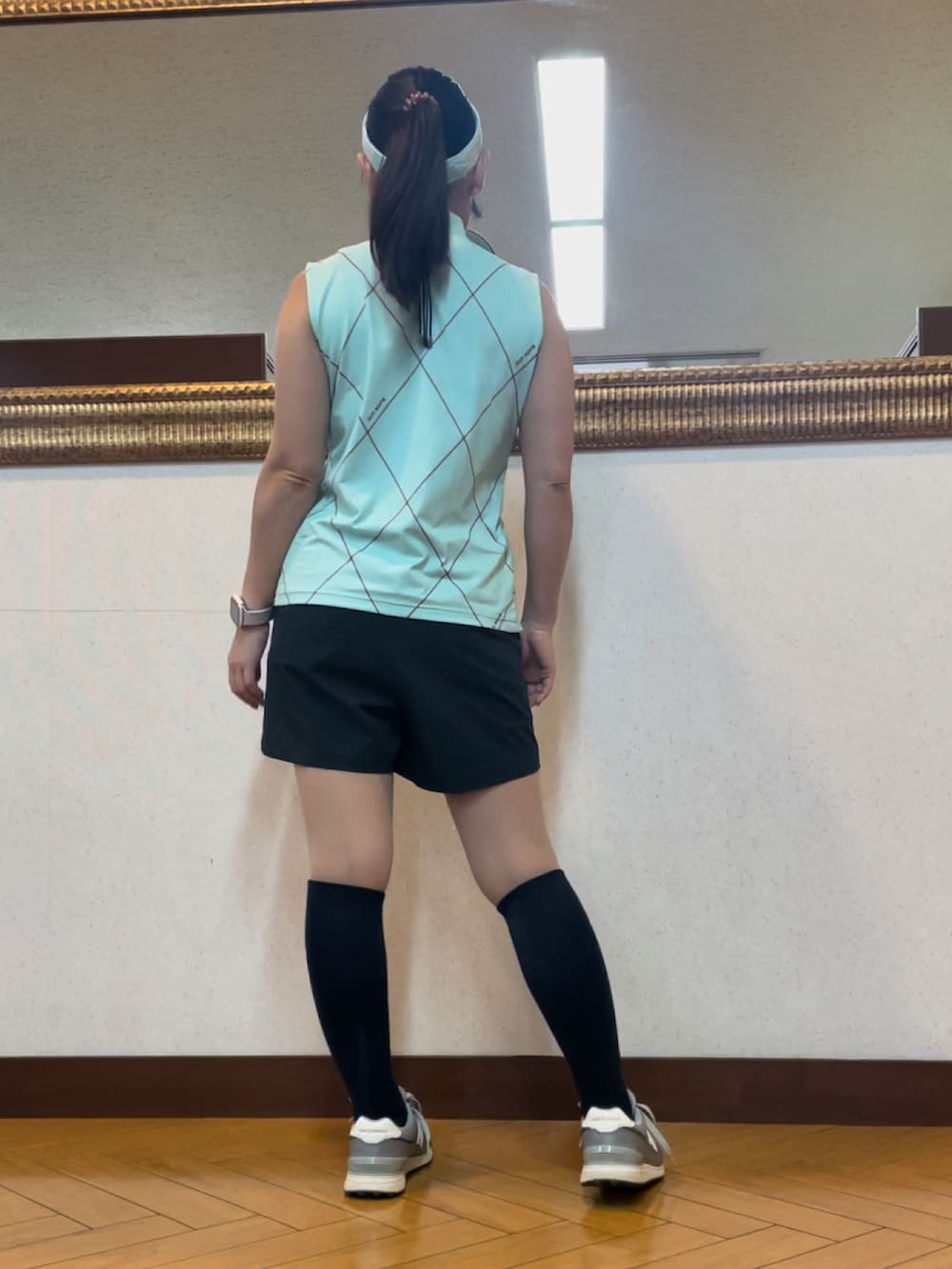 ブルー系のその他パンツ、グレー系のスニーカー、グリーン系のTシャツ/カットソーを着用したレディースの秋コーディネートの4枚目の写真