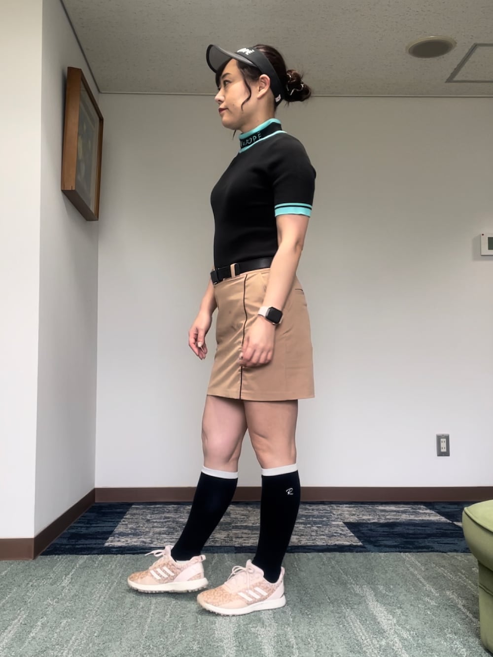 ベージュ系のスカート、ブラック系のニット/セーターを着用したレディースの夏コーディネートの2枚目の写真