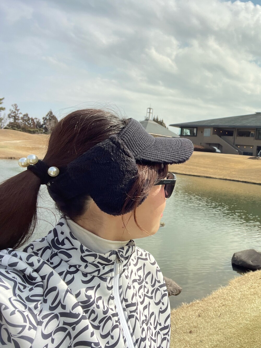 「ゴルフ、ゴルフウェア、ゴルフコーデ、ゴルフ女子、ジュンアンドロペ」｜「JUN&ROPE'のはっ水タフタ中わたレッグウォーマー（レッグウォーマー、ベージュ系）」を使った、qurocheさん（レディース・156cm）の春コーディネートの5枚目の写真