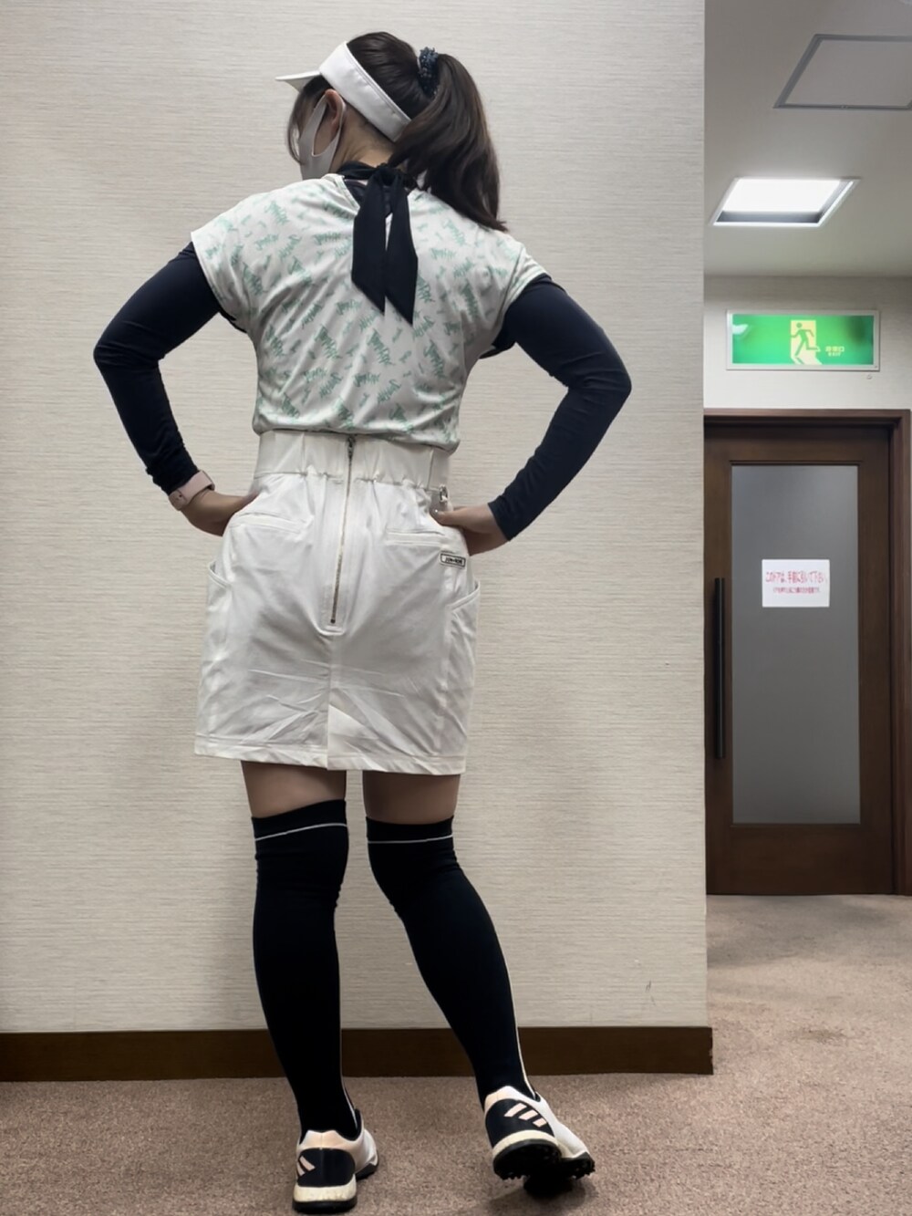「ゴルフ、ゴルフウェア、ゴルフコーデ、ゴルフ女子」｜「JUN&ROPE'の【セットアップ対応】【UV】【吸水速乾】エアブラシロゴ柄バックリボンフレンチスリーブプルオーバー（Tシャツ/カットソー、ホワイト系）」を使った、qurocheさん（レディース・156cm）の春コーディネートの2枚目の写真