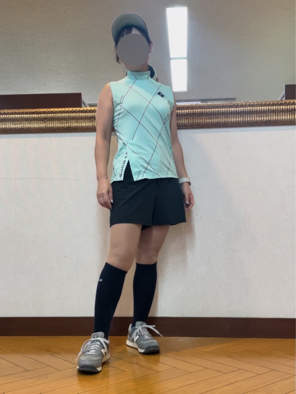 ブルー系のその他パンツ、グレー系のスニーカー、グリーン系のTシャツ/カットソーを着用したレディースの秋コーディネートの3枚目の写真