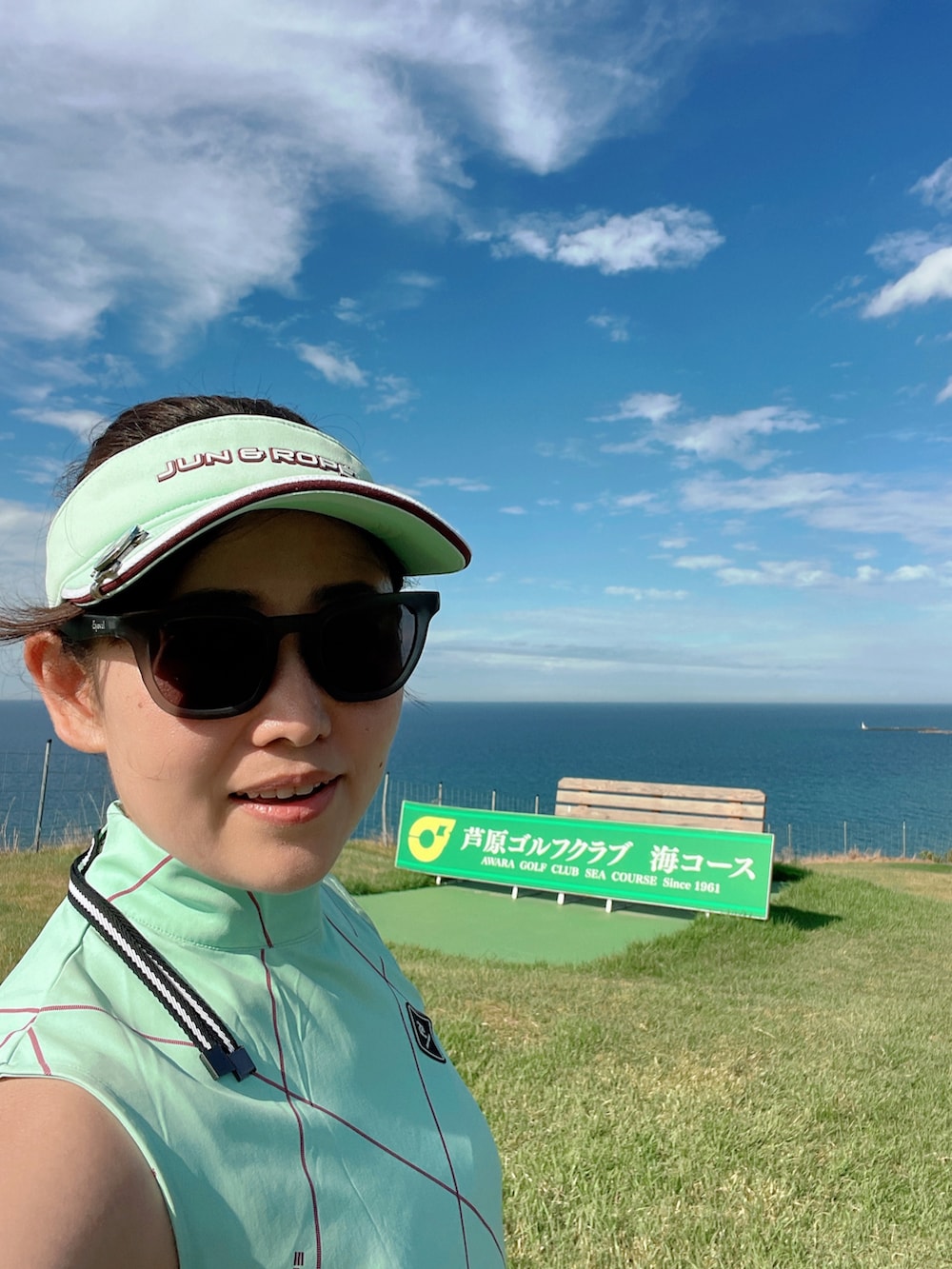「adidasのアイテム（スニーカー、ピンク系）」を使った、qurocheさん（レディース・156cm）の秋コーディネートの3枚目の写真
