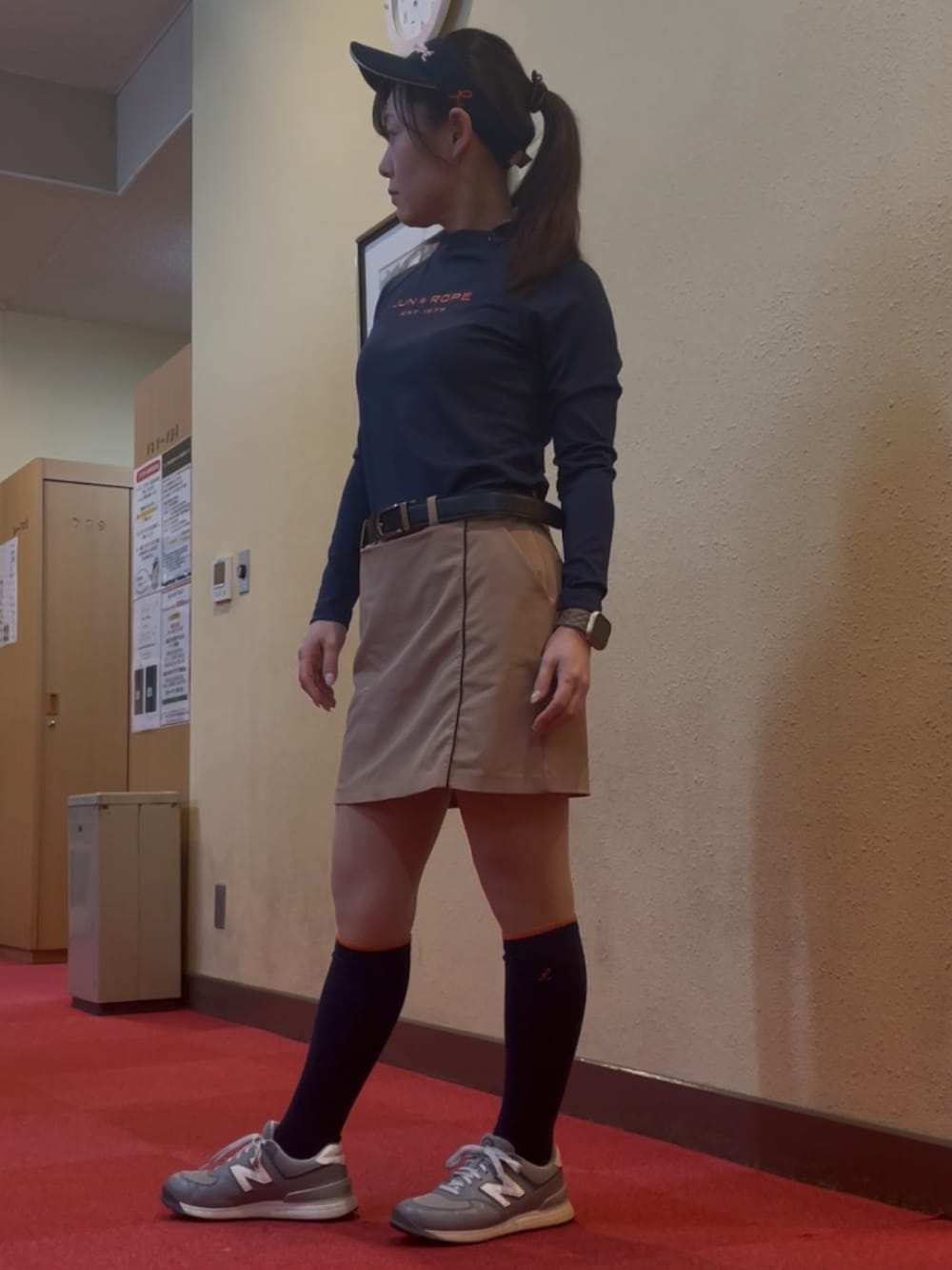 ブルー系のTシャツ/カットソー、ベージュ系のスカート、グレー系のスニーカーを着用したレディースの春コーディネートの2枚目の写真