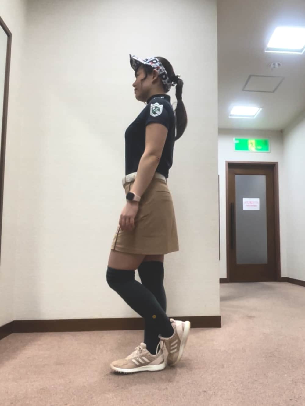 ブルー系のTシャツ/カットソー、ベージュ系のスカート、ピンク系のスニーカーを着用したレディースの夏コーディネートの2枚目の写真