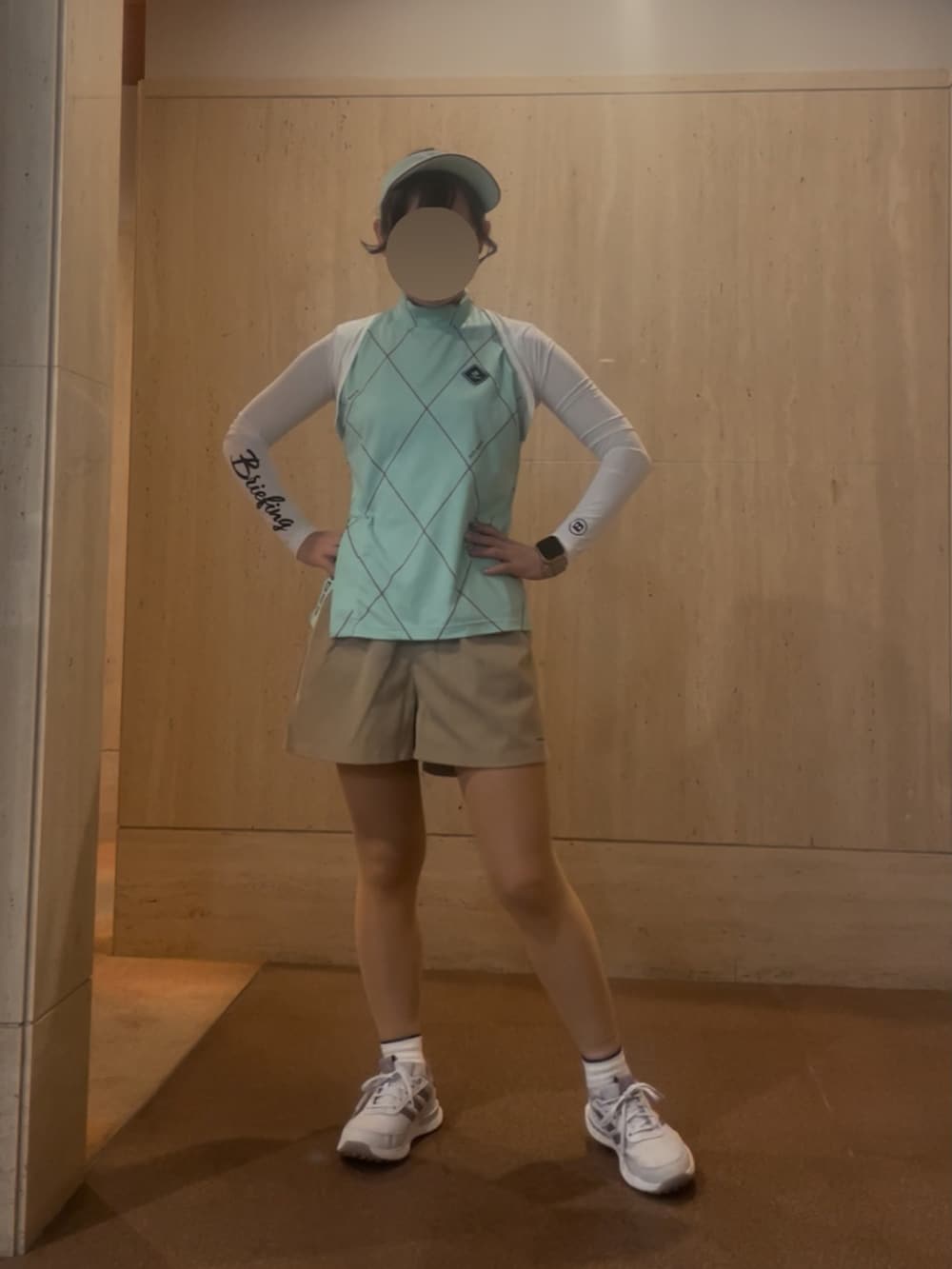 ホワイト系のスニーカー、ベージュ系のその他パンツ、グリーン系のTシャツ/カットソーを着用したレディースの夏コーディネートの2枚目の写真