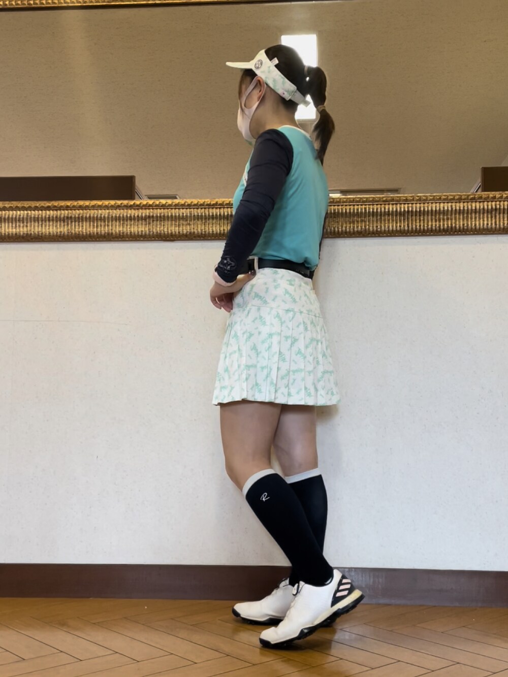 「ゴルフ、ゴルフウェア、ゴルフコーデ、ゴルフ女子」｜「adidasのアディパワー フォージド ボア 【adidas Golf/アディダスゴルフ】 / Adipower 4orged Boa（スニーカー、ホワイト系）」を使った、qurocheさん（レディース・156cm）の秋コーディネートの3枚目の写真