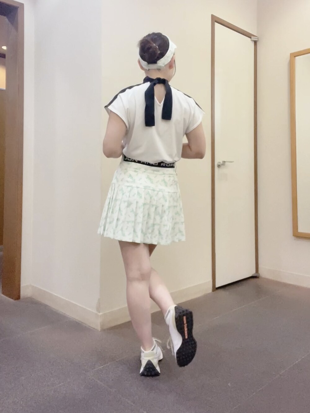 ホワイト系のスカート、ホワイト系のTシャツ/カットソー、ホワイト系のスニーカーを着用したレディースの夏コーディネートの3枚目の写真