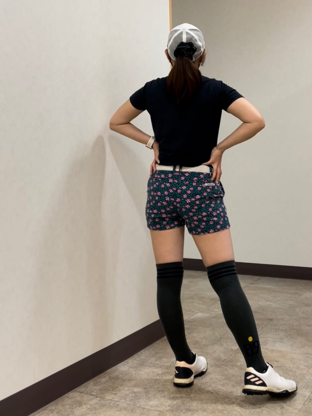 「ゴルフ、ゴルフウェア、ゴルフコーデ、ゴルフ女子」｜「PEARLY GATESの【PEARLY GATES】ソルディフェンダー 半袖 ハイネック カットソー ＜無地＞（Tシャツ/カットソー、ブルー系）」を使った、qurocheさん（レディース・156cm）の春コーディネートの3枚目の写真