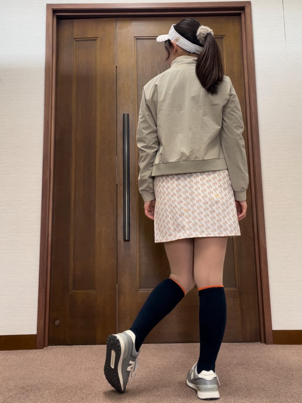 ホワイト系のスカート、ブルー系のTシャツ/カットソー、グレー系のスニーカーを着用したレディースの秋コーディネートの4枚目の写真