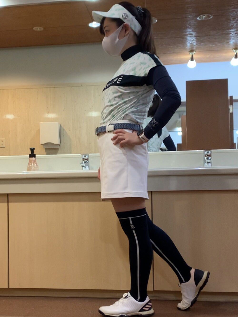 ホワイト系のTシャツ/カットソー、ホワイト系のスカート、ホワイト系のスニーカーを着用したレディースの春コーディネートの2枚目の写真