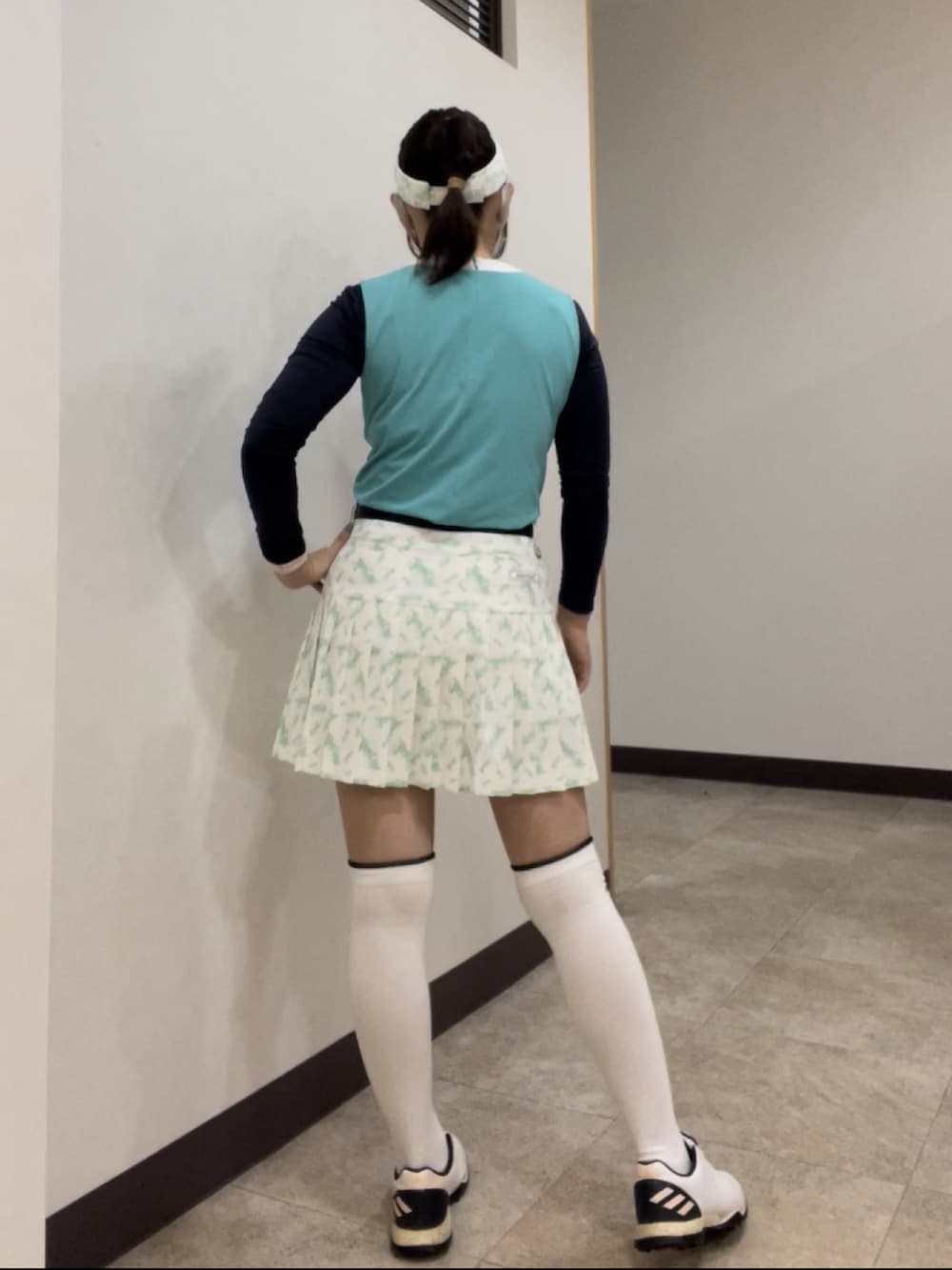 「ゴルフ、ゴルフウェア、ゴルフコーデ、ゴルフ女子」｜「JUN&ROPE'の【セットアップ対応】エアブラシロゴ柄プリーツスカート（スカート、ホワイト系）」を使った、qurocheさん（レディース・156cm）の秋コーディネートの2枚目の写真