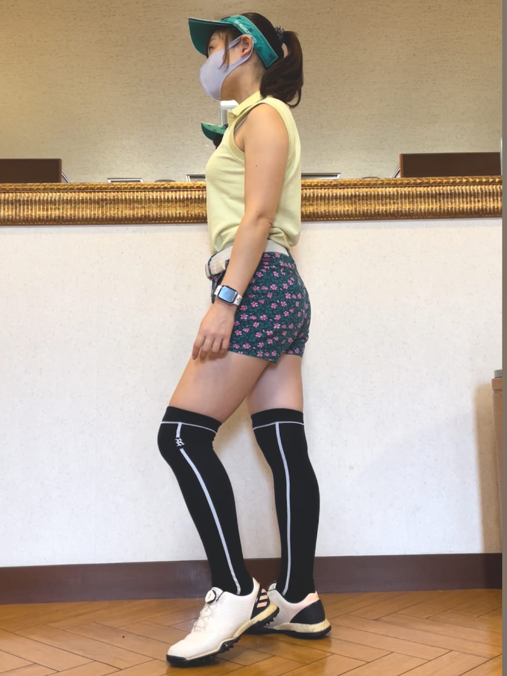 イエロー系のタンクトップ、ピンク系のその他パンツ、ホワイト系のスニーカーを着用したレディースの夏コーディネートの3枚目の写真