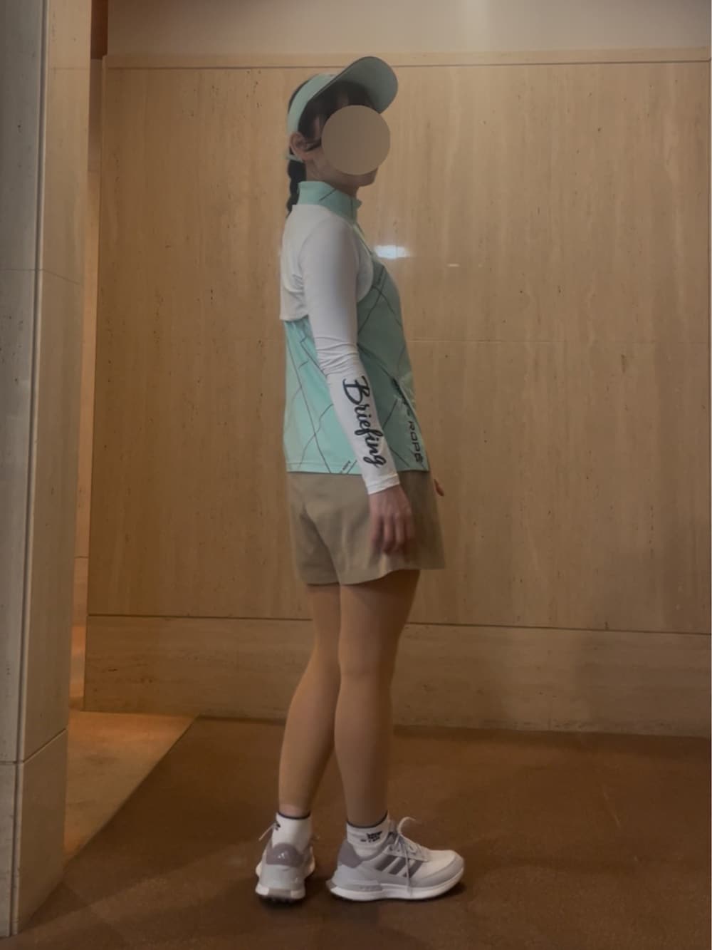 ホワイト系のスニーカー、ベージュ系のその他パンツ、グリーン系のTシャツ/カットソーを着用したレディースの夏コーディネートの3枚目の写真