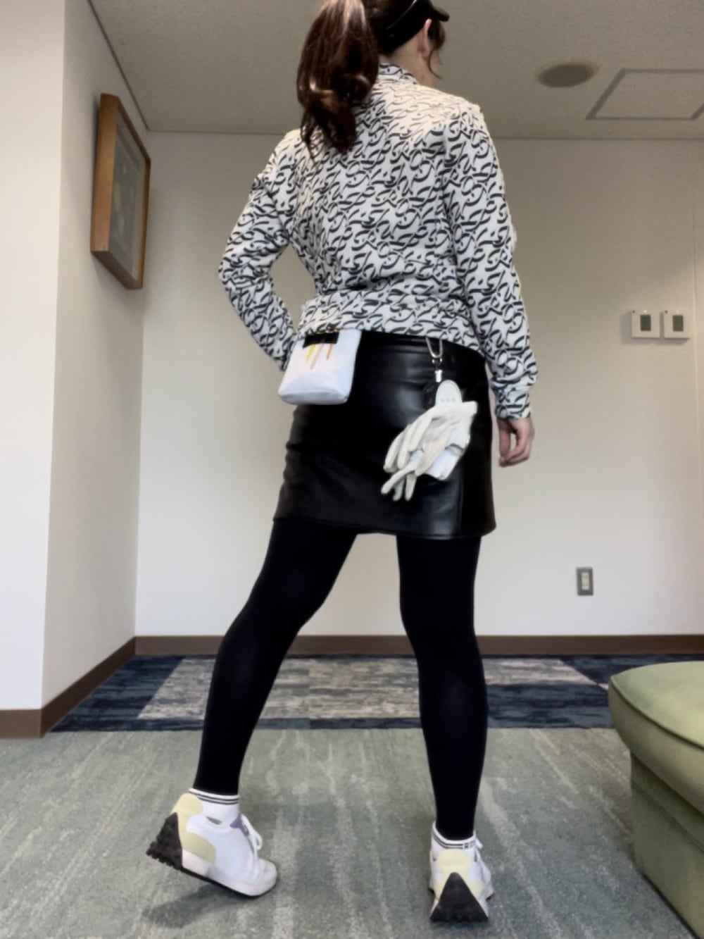 「ゴルフ、ゴルフウェア、ゴルフコーデ、ゴルフ女子、ジュンロペ、Jun and Rope」｜「JUN&ROPE'のモノグラムプリントダンボールニットブルゾン（ブルゾン、グレー系）」を使った、qurocheさん（レディース・156cm）の春コーディネートの3枚目の写真