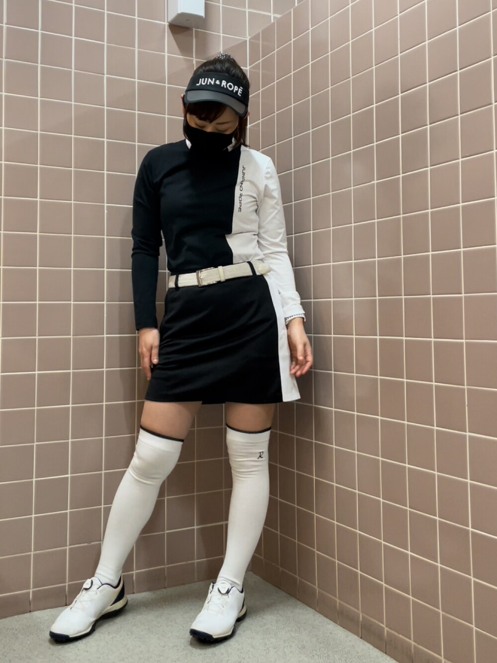 「ゴルフ、ゴルフウェア、ゴルフコーデ、ゴルフ女子」｜「JUN&ROPE'の【UV】【吸水速乾】バイカラー切替長袖プルオーバー（Tシャツ/カットソー、ブラック系）」を使った、qurocheさん（レディース・156cm）の春コーディネートの4枚目の写真