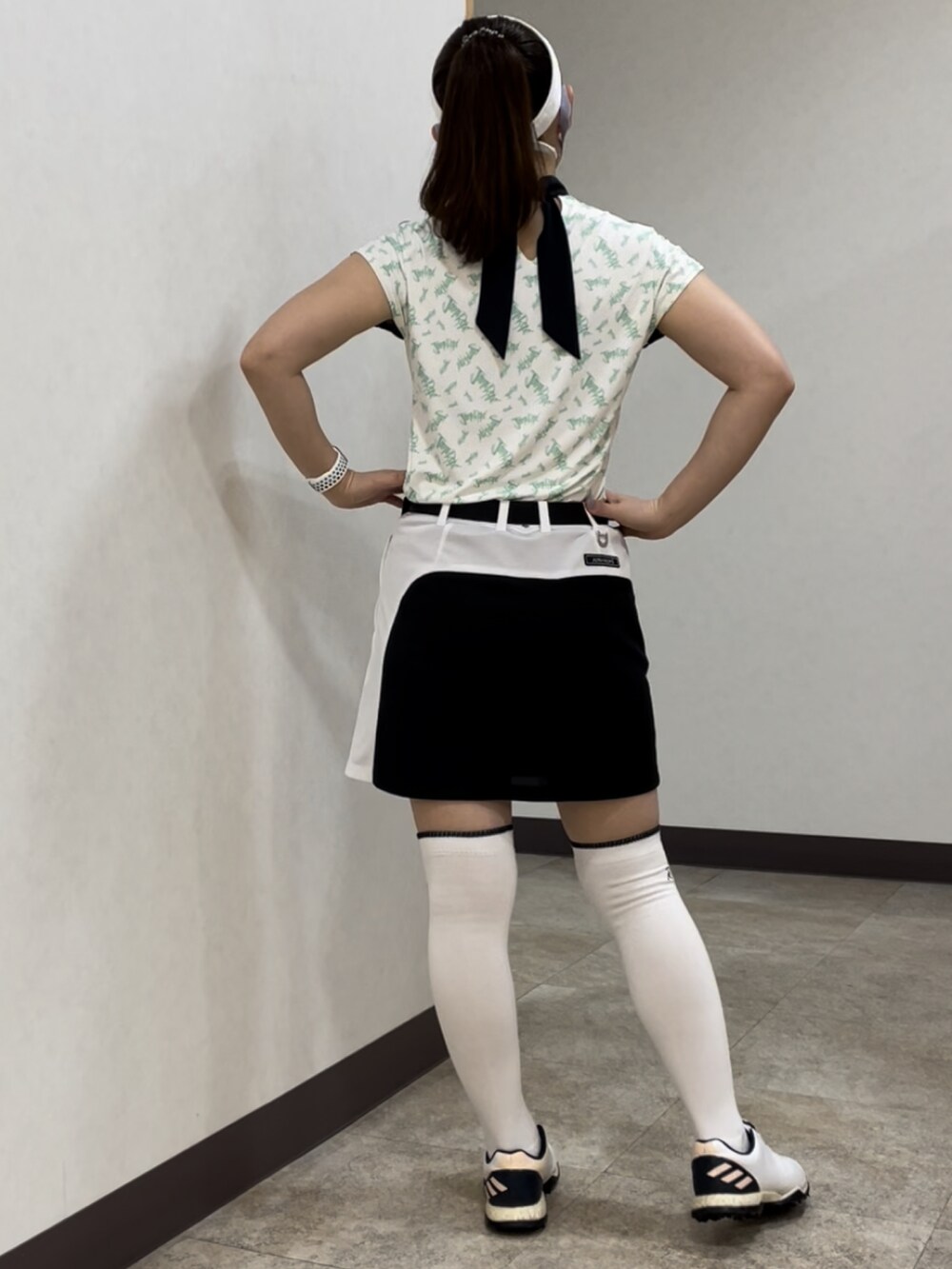 「ゴルフ、ゴルフウェア、ゴルフコーデ、ゴルフ女子」｜「JUN&ROPE'の【セットアップ対応】【UV】【吸水速乾】エアブラシロゴ柄バックリボンフレンチスリーブプルオーバー（Tシャツ/カットソー、ホワイト系）」を使った、qurocheさん（レディース・156cm）の夏コーディネートの3枚目の写真