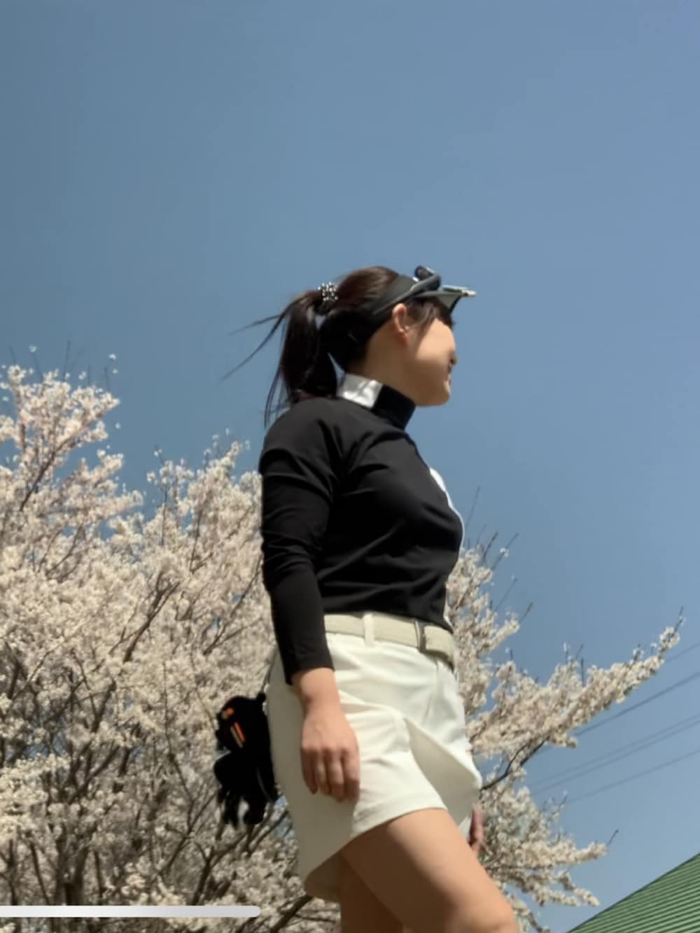 「ゴルフ、ゴルフウェア、ゴルフコーデ、ゴルフ女子」｜「JUN&ROPE'のボディシェル切替Aラインスカート（スカート、ホワイト系）」を使った、qurocheさん（レディース・156cm）の春コーディネートの3枚目の写真