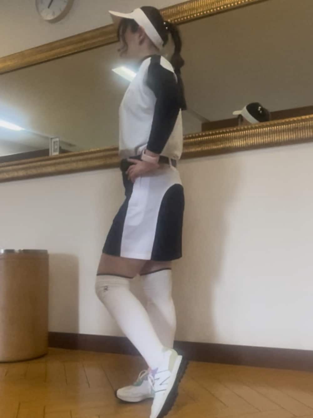 ホワイト系のTシャツ/カットソー、ブラック系のスカート、ホワイト系のスニーカーを着用したレディースの春コーディネートの2枚目の写真