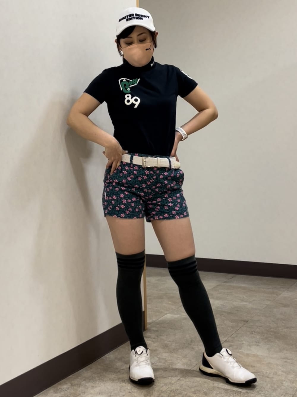 「ゴルフ、ゴルフウェア、ゴルフコーデ、ゴルフ女子」｜「PEARLY GATESの【PEARLY GATES】ソルディフェンダー 半袖 ハイネック カットソー ＜無地＞（Tシャツ/カットソー、ブルー系）」を使った、qurocheさん（レディース・156cm）の春コーディネートの2枚目の写真