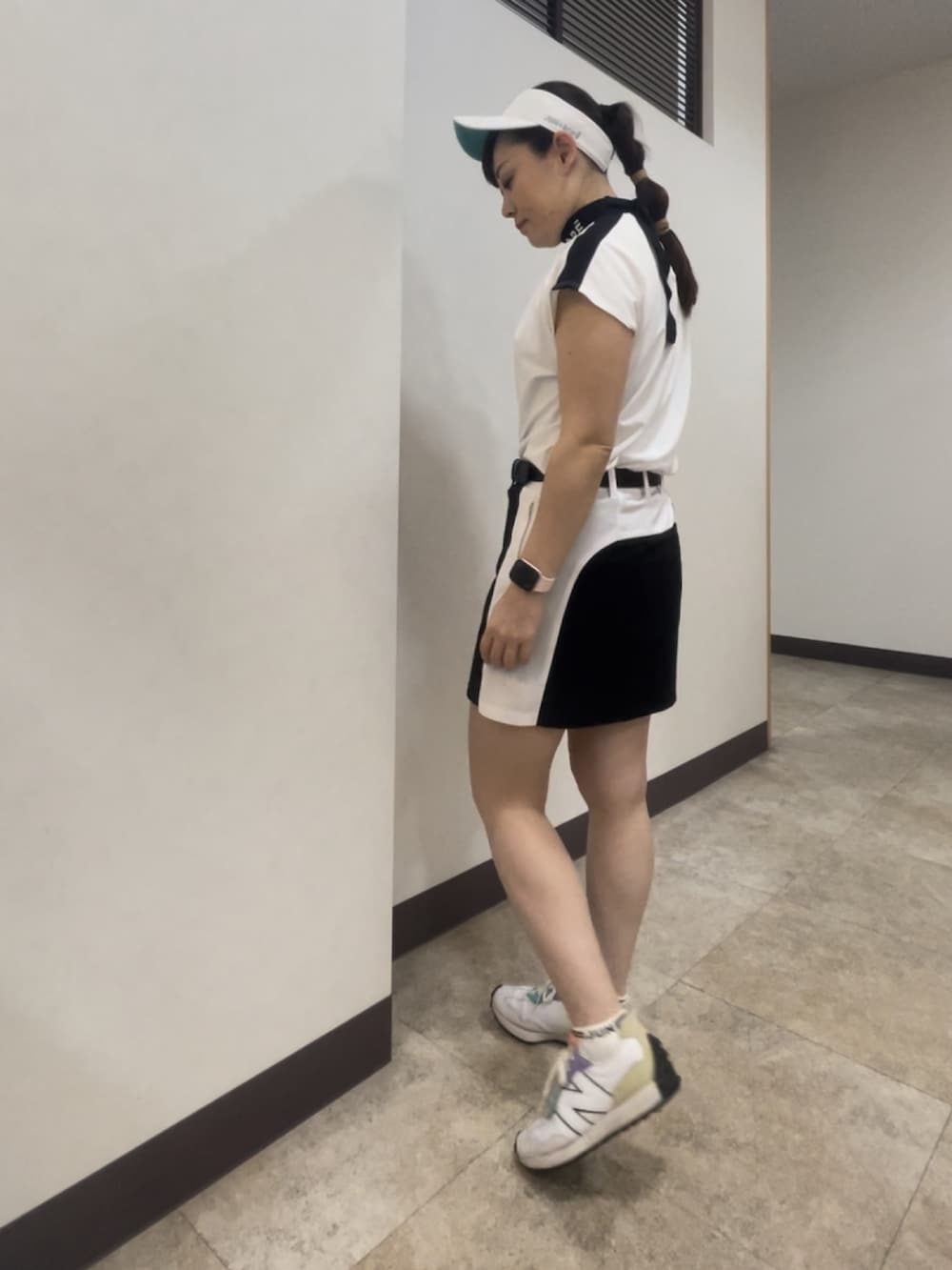 「ゴルフ、ゴルフウェア、ゴルフコーデ、ゴルフ女子、ジュンアンドロペ、Jun and Rope」｜「JUN&ROPE'の【UVカット】【接触冷感】タック使いリボンモック半袖プルオーバー（Tシャツ/カットソー、ホワイト系）」を使った、qurocheさん（レディース・156cm）の夏コーディネートの3枚目の写真