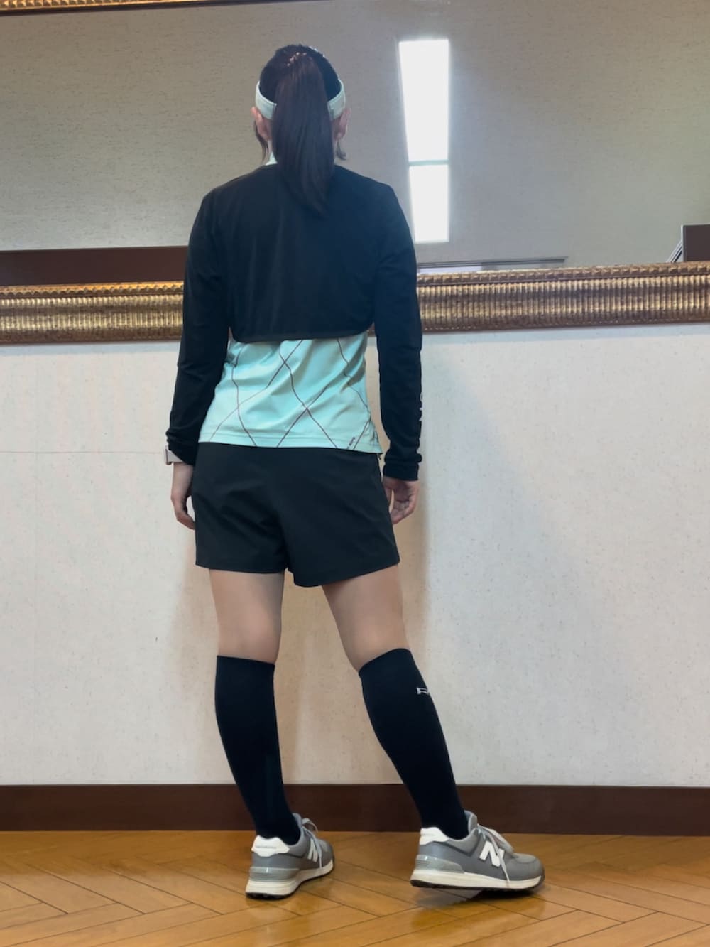 ブルー系のその他パンツ、グレー系のスニーカー、グリーン系のTシャツ/カットソーを着用したレディースの秋コーディネートの2枚目の写真