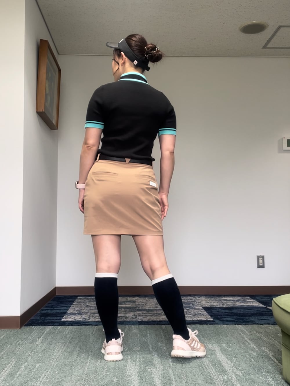 ベージュ系のスカート、ブラック系のニット/セーターを着用したレディースの夏コーディネートの4枚目の写真