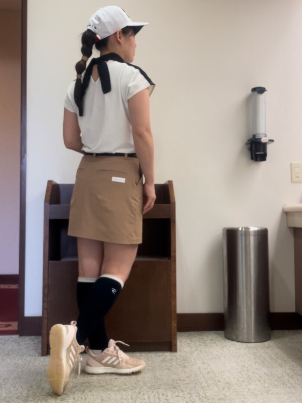 ホワイト系のTシャツ/カットソー、ベージュ系のスカートを着用したレディースの夏コーディネートの4枚目の写真