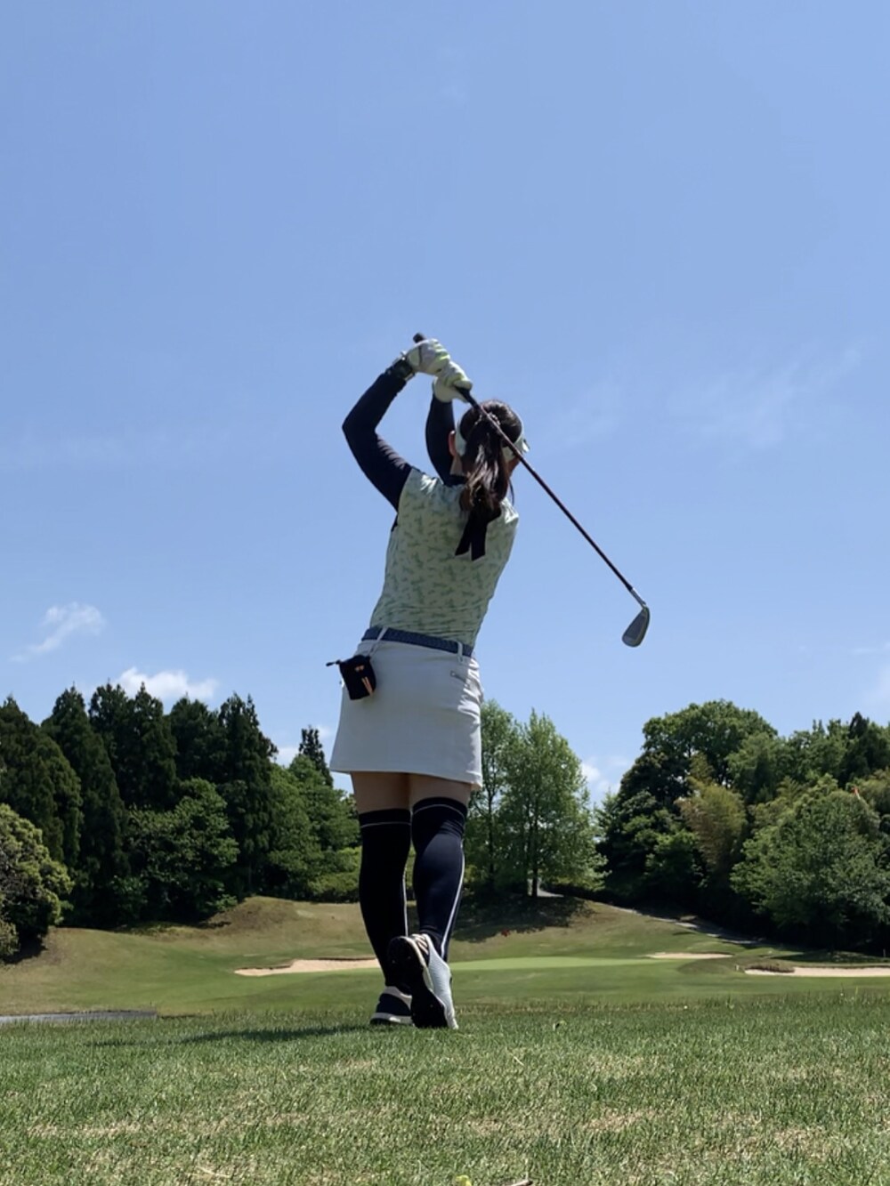 ホワイト系のTシャツ/カットソー、ホワイト系のスカート、ホワイト系のスニーカーを着用したレディースの春コーディネートの4枚目の写真