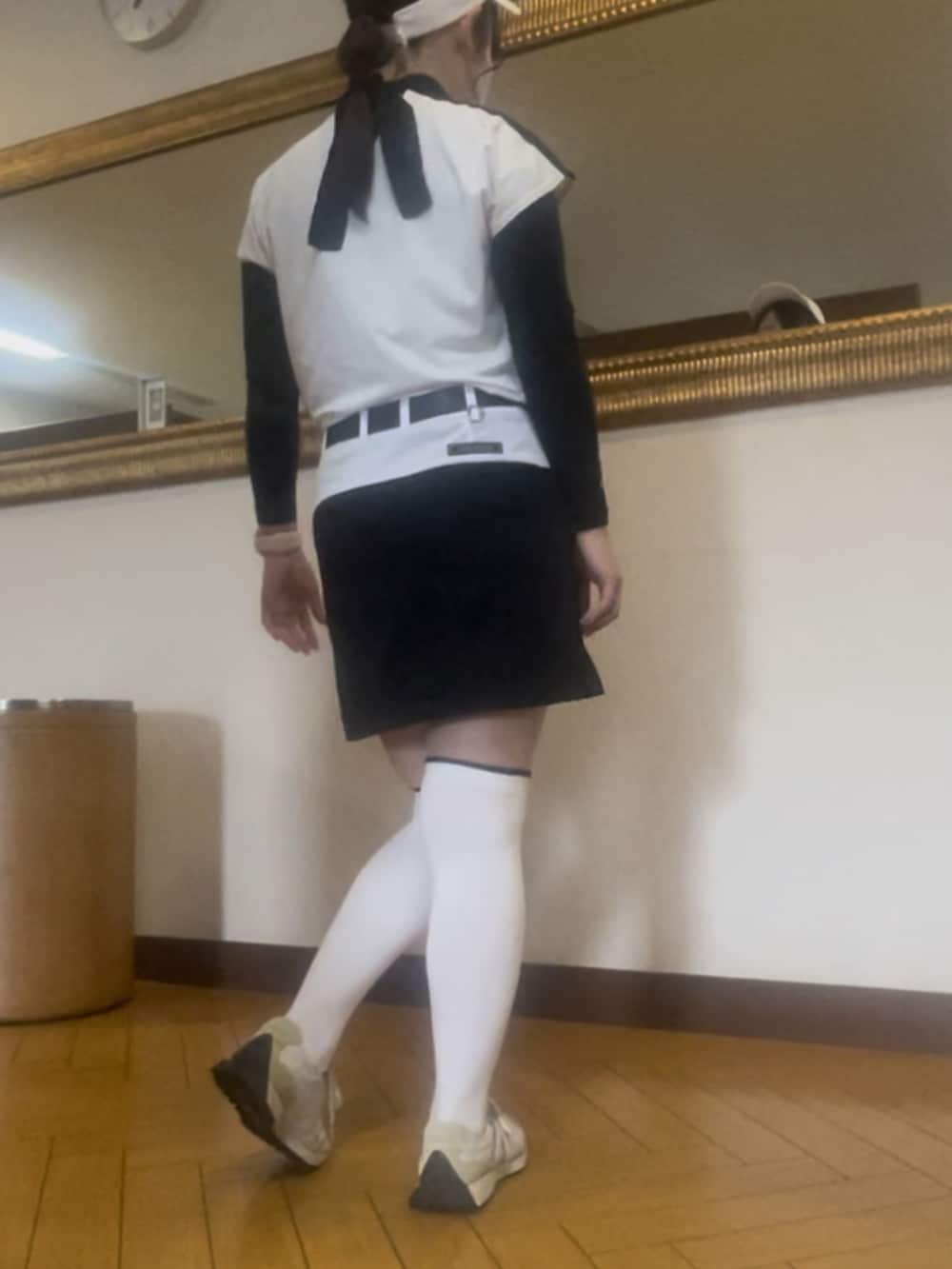 ホワイト系のTシャツ/カットソー、ブラック系のスカート、ホワイト系のスニーカーを着用したレディースの春コーディネートの3枚目の写真