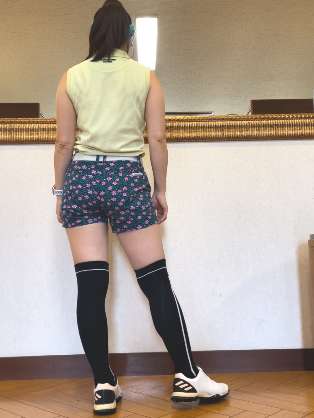 イエロー系のタンクトップ、ピンク系のその他パンツ、ホワイト系のスニーカーを着用したレディースの夏コーディネートの2枚目の写真