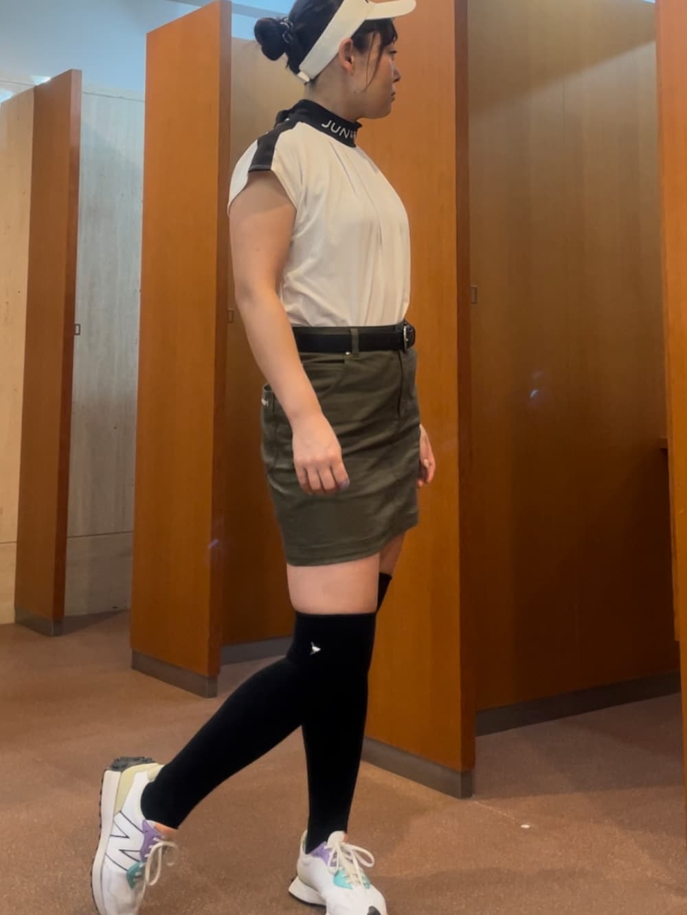 「ゴルフ、ゴルフウェア、ゴルフコーデ、ゴルフ女子」｜「NEW BALANCEのアイテム（スニーカー、ホワイト系）」を使った、qurocheさん（レディース・156cm）の夏コーディネートの3枚目の写真