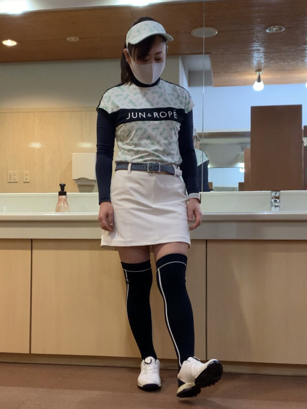 ホワイト系のTシャツ/カットソー、ホワイト系のスカート、ホワイト系のスニーカーを着用したレディースの春コーディネートの3枚目の写真