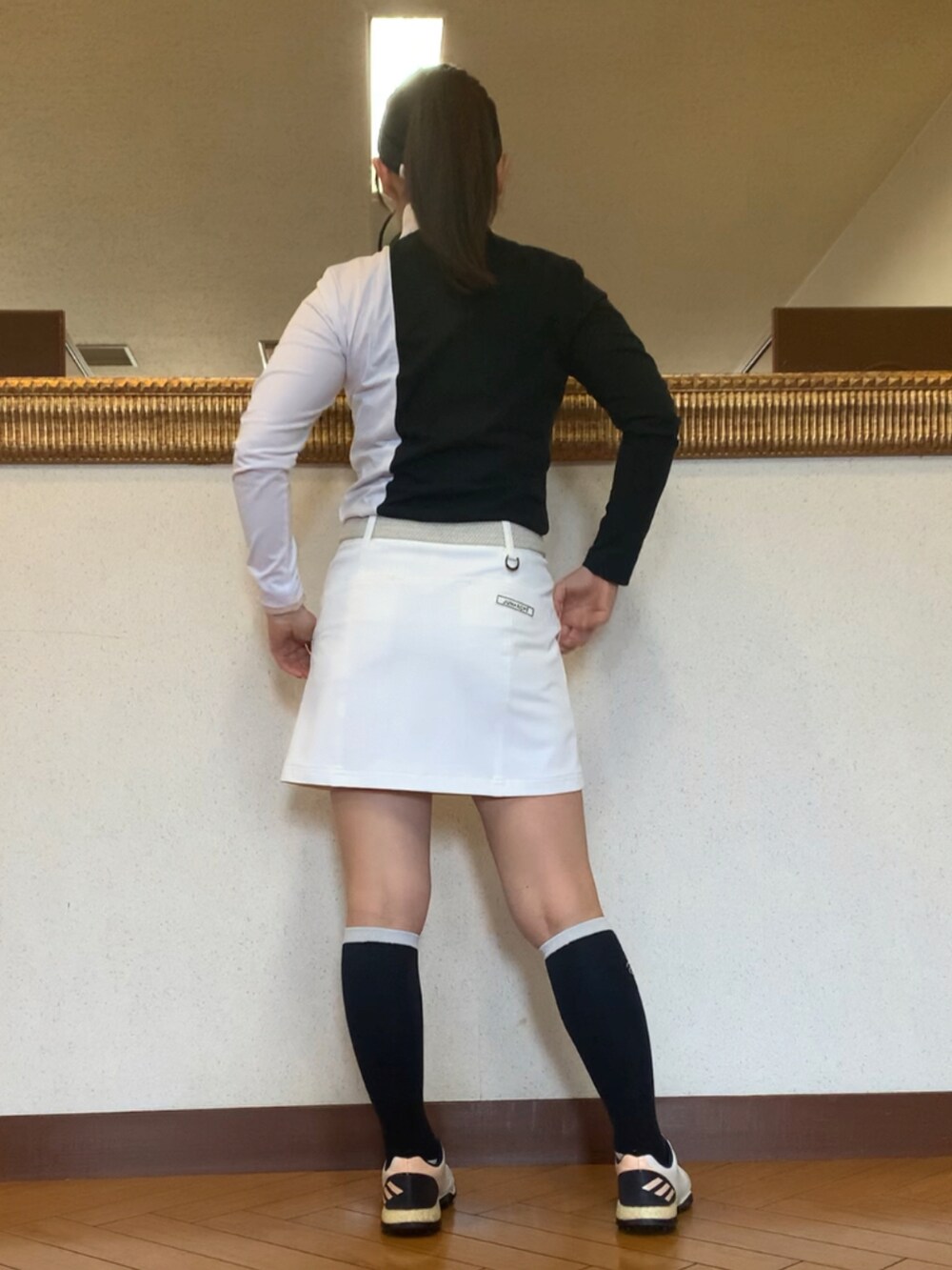 「ゴルフ、ゴルフウェア、ゴルフコーデ、ゴルフ女子」｜「JUN&ROPE'のボディシェル切替Aラインスカート（スカート、ホワイト系）」を使った、qurocheさん（レディース・156cm）の春コーディネートの2枚目の写真