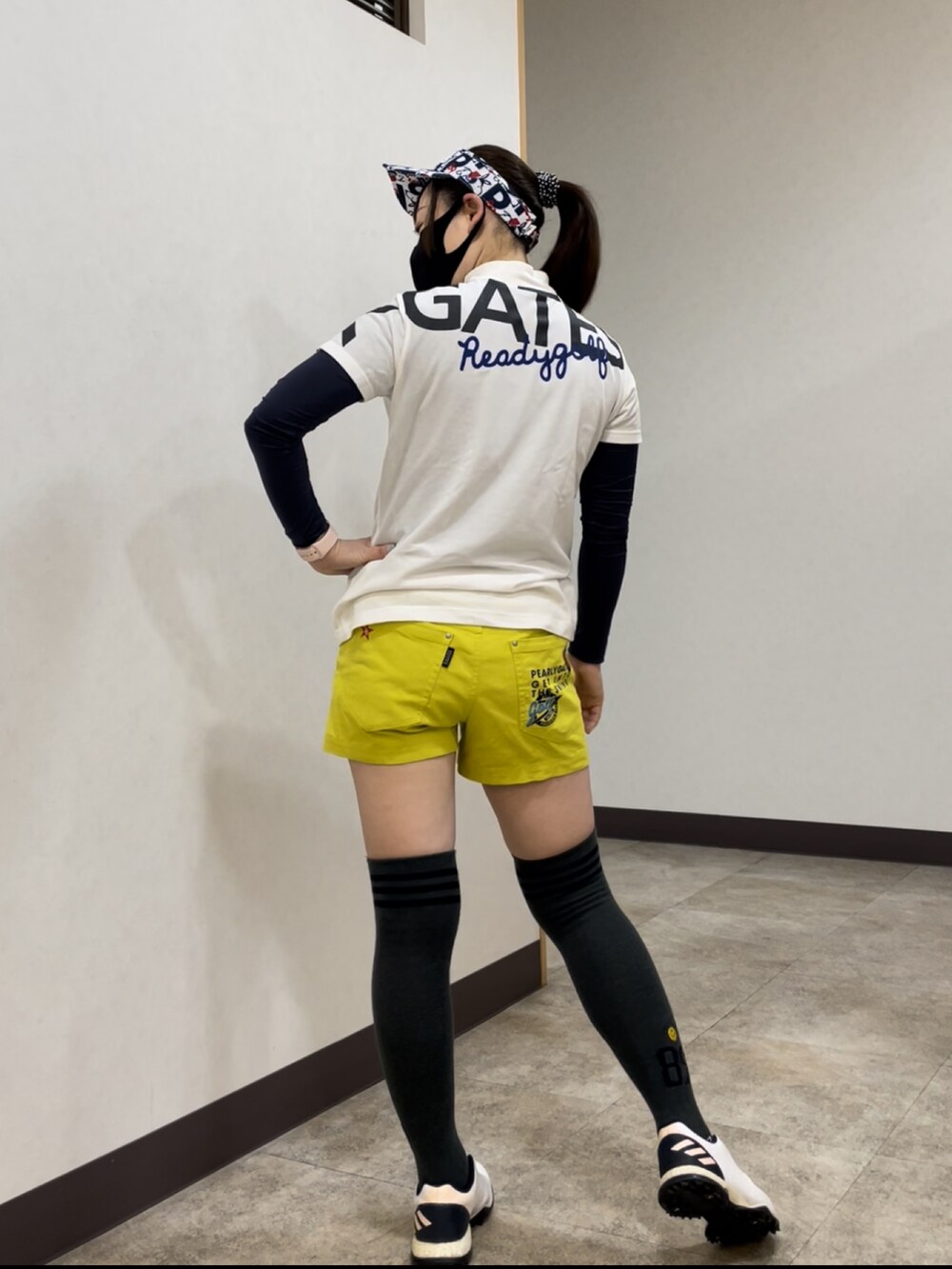 「ゴルフ、ゴルフウェア、ゴルフコーデ、ゴルフ女子」｜「PEARLY GATESのアイテム（その他パンツ、イエロー系）」を使った、qurocheさん（レディース・156cm）の春コーディネートの2枚目の写真