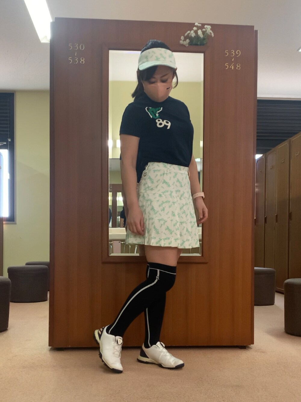 「ゴルフ、ゴルフウェア、ゴルフコーデ、ゴルフ女子」｜「JUN&ROPE'の【セットアップ対応】エアブラシロゴ柄プリーツスカート（スカート、ホワイト系）」を使った、qurocheさん（レディース・156cm）の春コーディネートの2枚目の写真