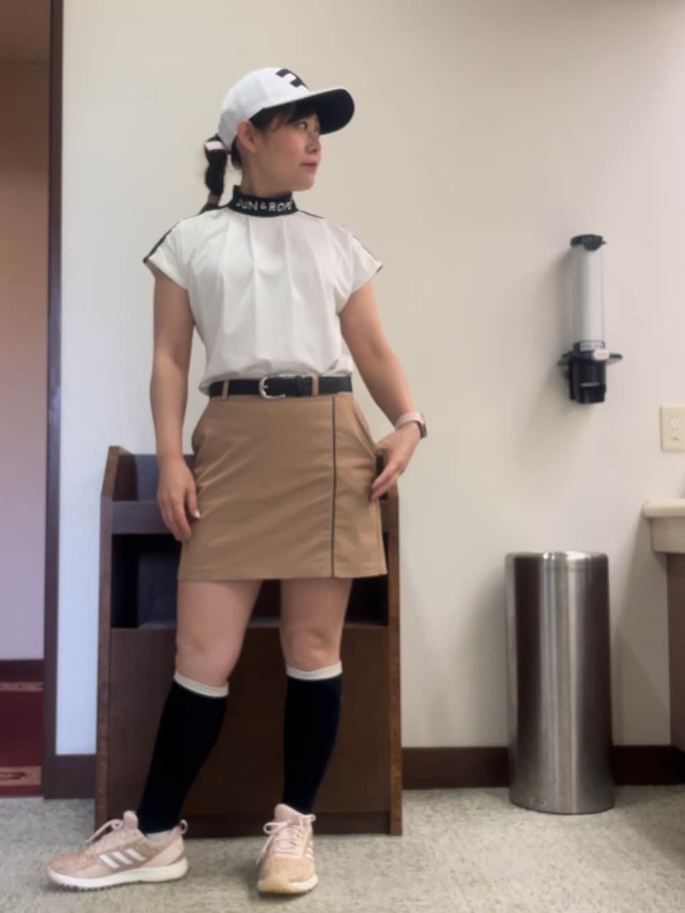 ホワイト系のTシャツ/カットソー、ベージュ系のスカートを着用したレディースの夏コーディネートの2枚目の写真