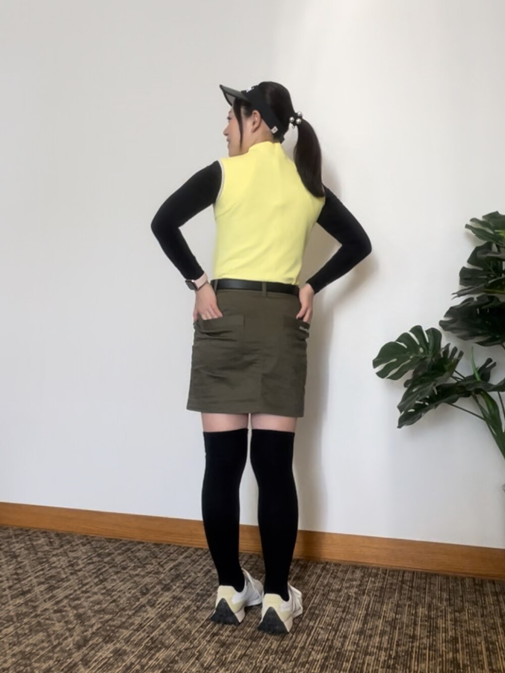 イエロー系のTシャツ/カットソー、その他のスカート、ホワイト系のスニーカーを着用したレディースの秋コーディネートの2枚目の写真