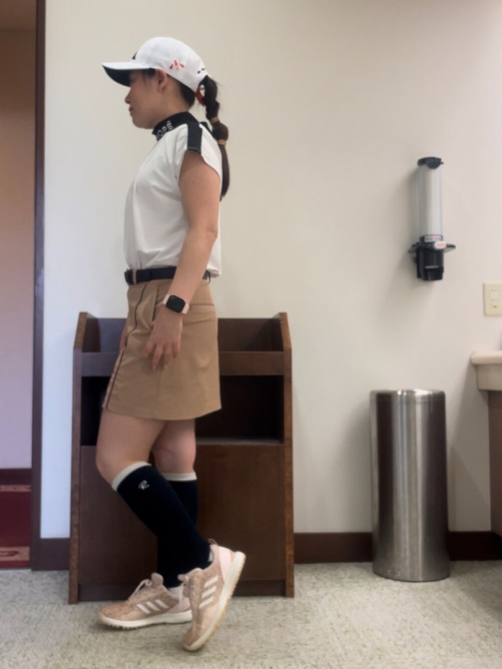 ホワイト系のTシャツ/カットソー、ベージュ系のスカートを着用したレディースの夏コーディネートの3枚目の写真