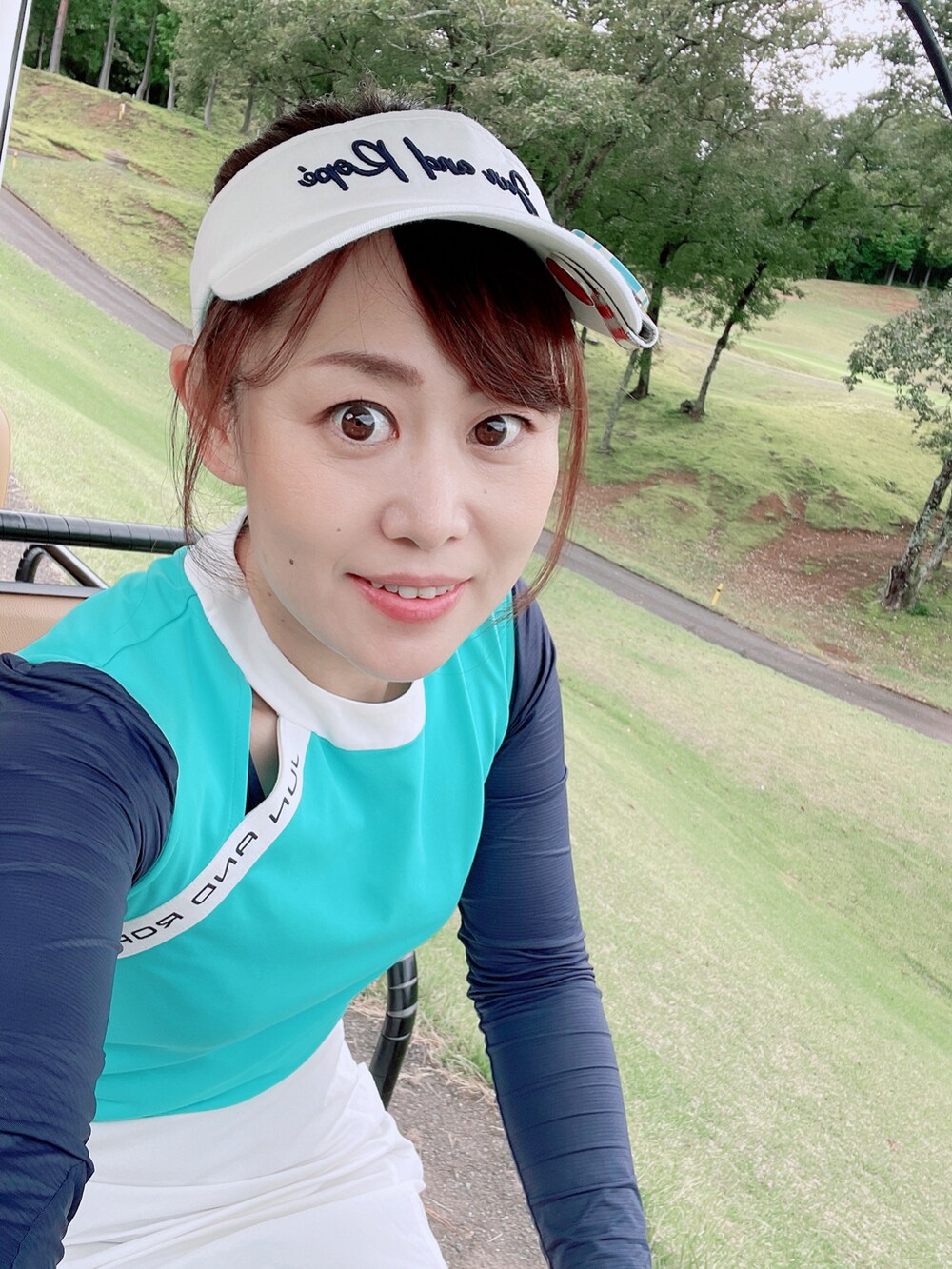 ホワイト系のスカート、グリーン系のTシャツ/カットソー、ホワイト系のスニーカーを着用したレディースの秋コーディネートの3枚目の写真